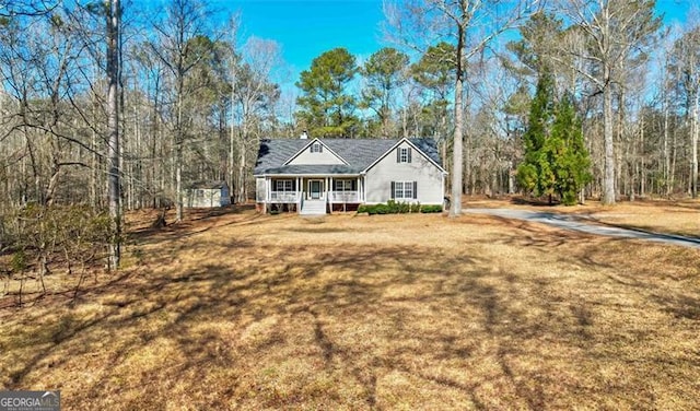 view of front of property featuring a front yard and covered porch