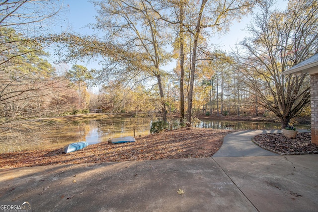 view of yard featuring a water view