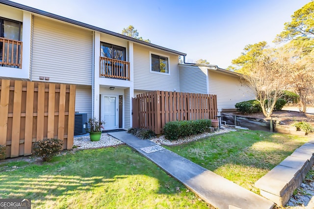 view of front of house with a front lawn