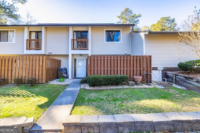 view of front of home with a front lawn