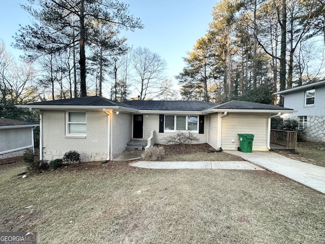 single story home featuring a front yard