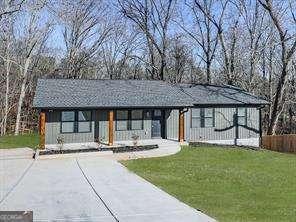 view of front facade featuring a front lawn