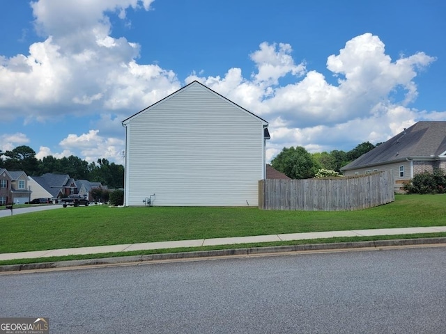 view of side of property featuring a lawn