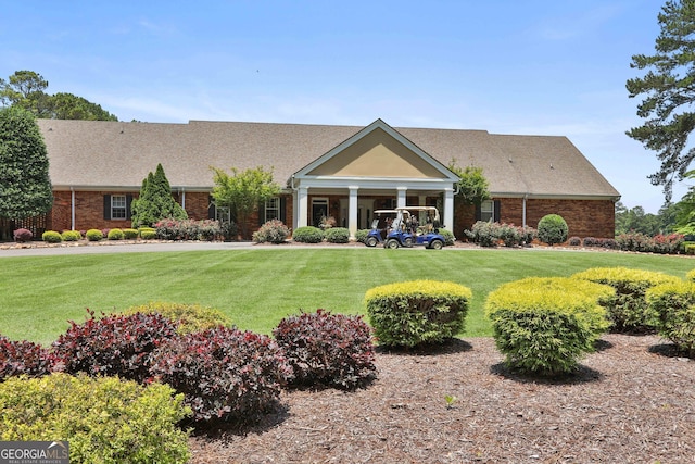 view of front of house featuring a front lawn