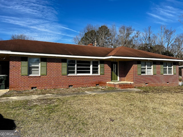 single story home featuring a front lawn