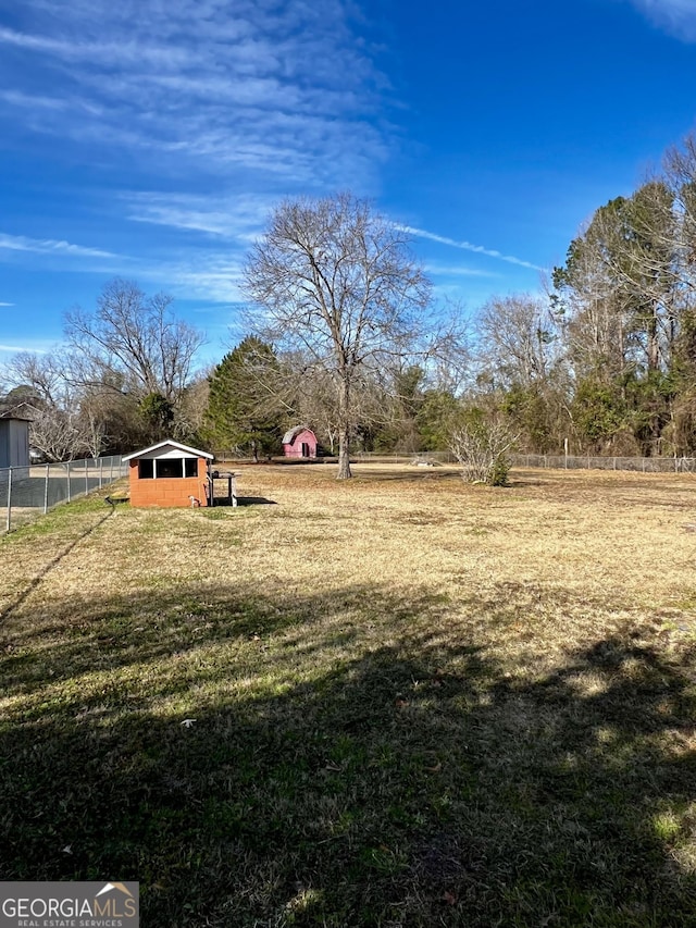 view of yard featuring an outbuilding