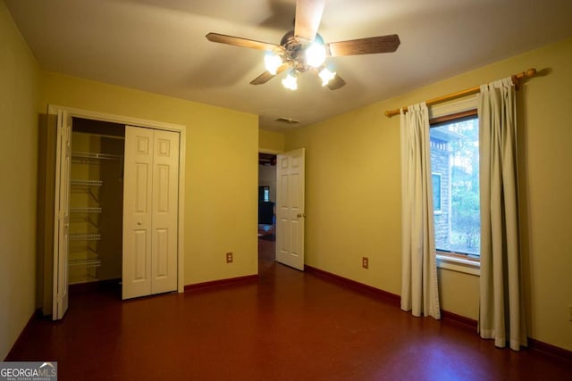 unfurnished bedroom featuring ceiling fan and a closet