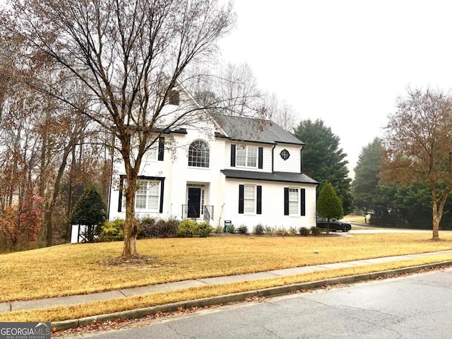 view of front facade with a front yard