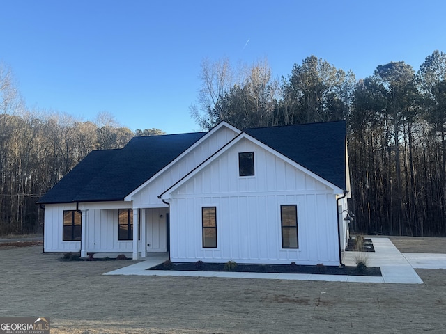 modern inspired farmhouse with a front yard