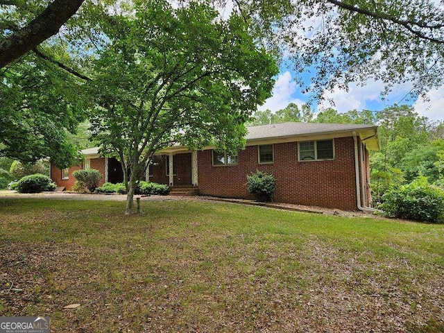 single story home featuring a front lawn