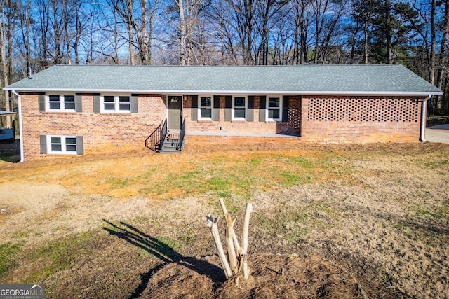 single story home with a front lawn