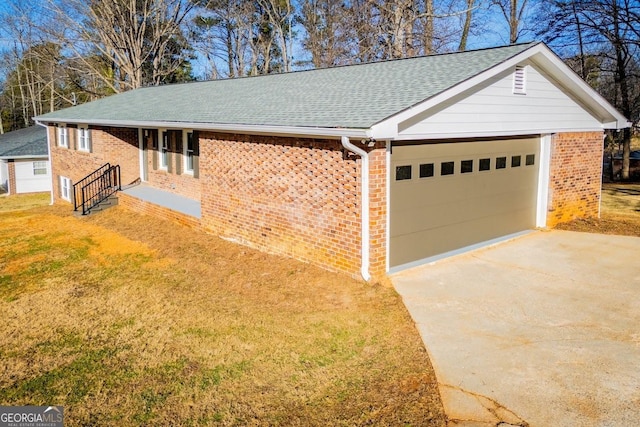 view of front facade with a front yard