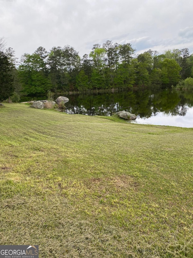 view of yard featuring a water view