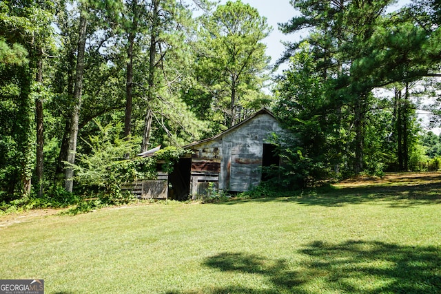 view of yard featuring an outbuilding