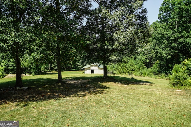 view of yard with an outdoor structure