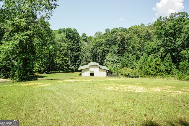 view of yard featuring an outdoor structure