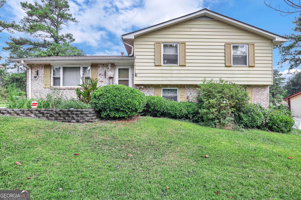 tri-level home featuring a front lawn