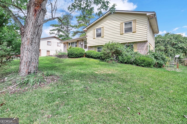 view of front of house featuring a front lawn