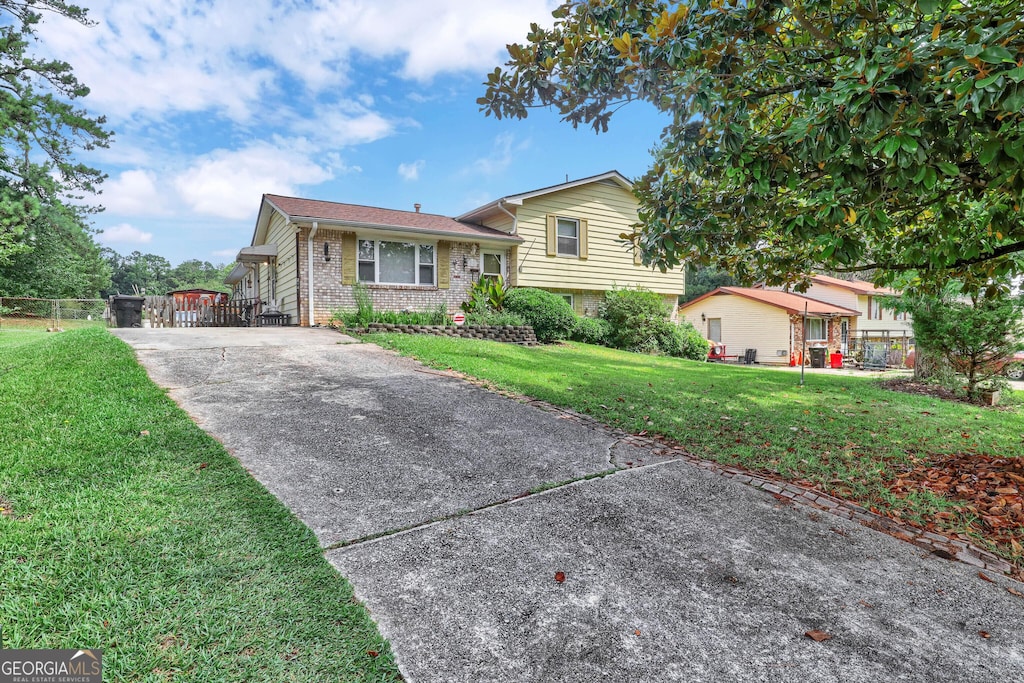 tri-level home featuring a front yard