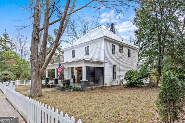 view of side of property featuring a lawn