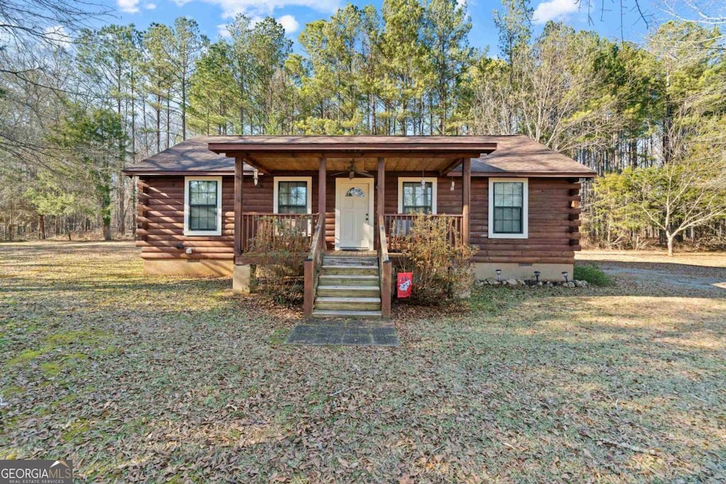 view of front facade featuring a front yard and a porch