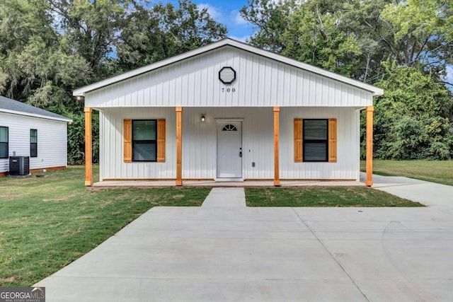 modern inspired farmhouse featuring central AC unit, a front yard, and a porch