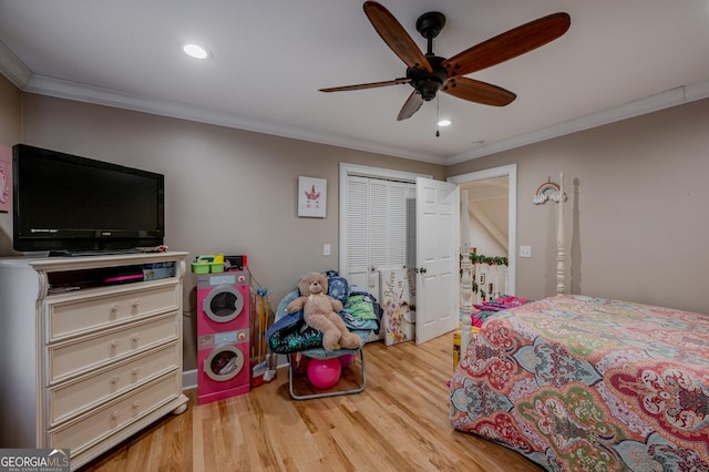 bedroom with ceiling fan, a closet, ornamental molding, and light hardwood / wood-style flooring