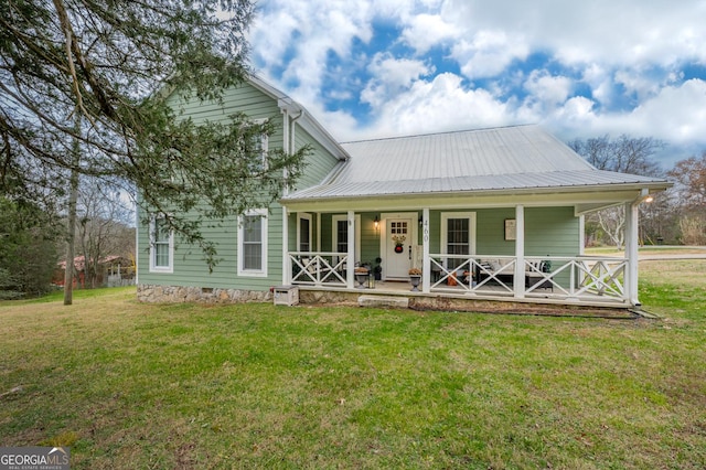 farmhouse featuring a front lawn and a porch