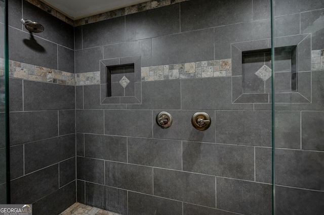 bathroom featuring tiled shower