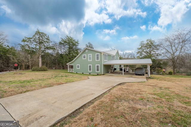 view of front of house featuring a front lawn and a carport