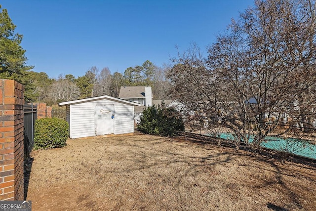 view of yard featuring a storage shed