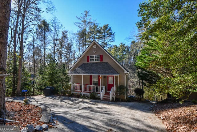 view of front of house with covered porch and driveway