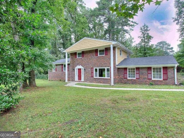 view of front of property featuring a yard