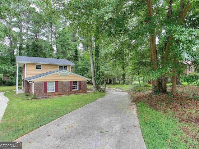 view of front of home featuring a front yard