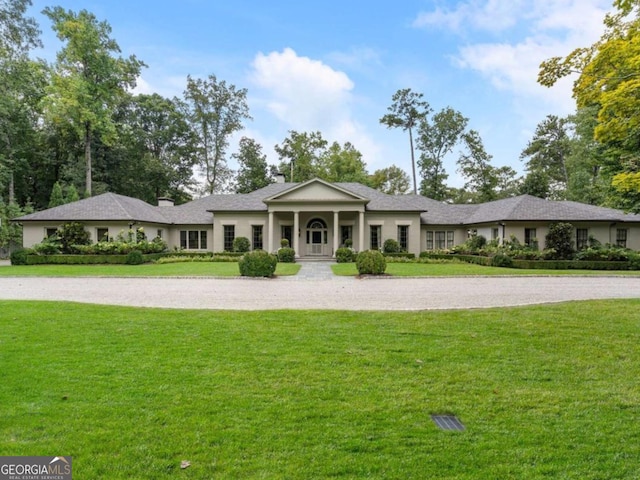 single story home featuring a front yard