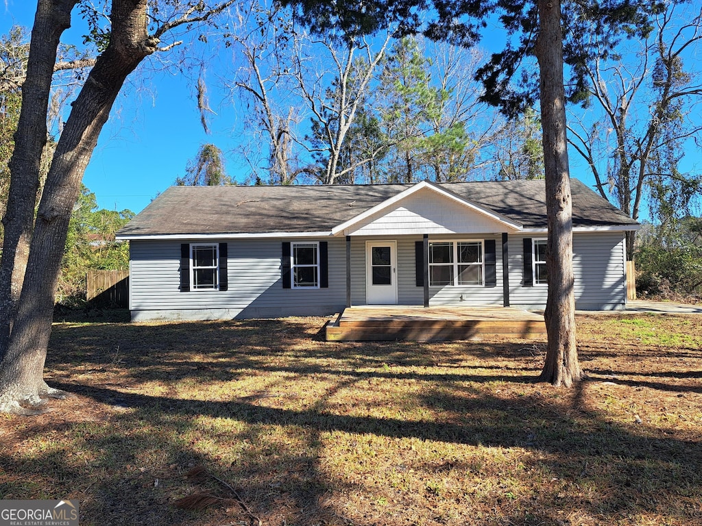 ranch-style home featuring a front lawn