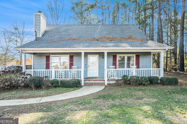 view of front facade featuring a front lawn and a porch