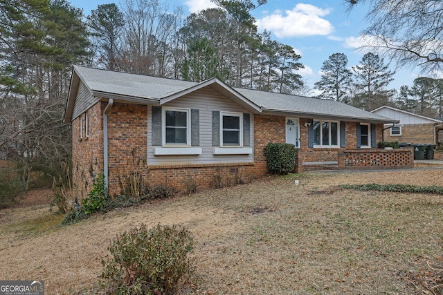 single story home with a front lawn