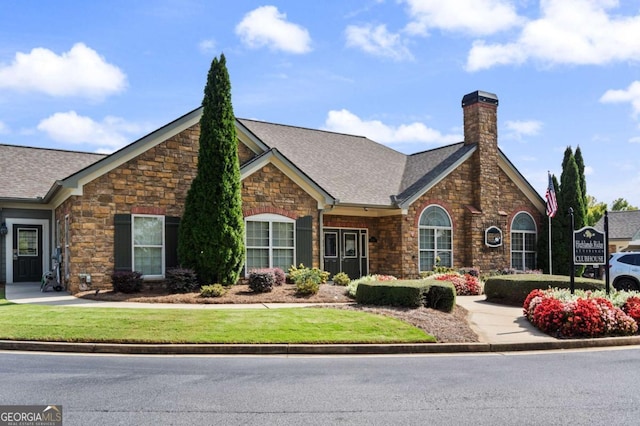 view of front of home with a front lawn