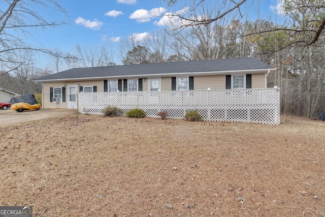 single story home with a front lawn