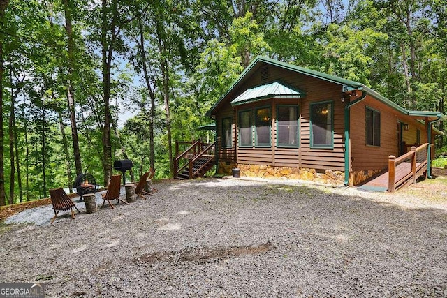 view of front facade featuring an outdoor fire pit