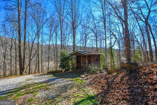 view of front of home featuring an outdoor structure