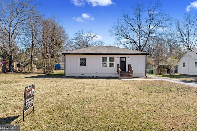 view of front of home with a front lawn