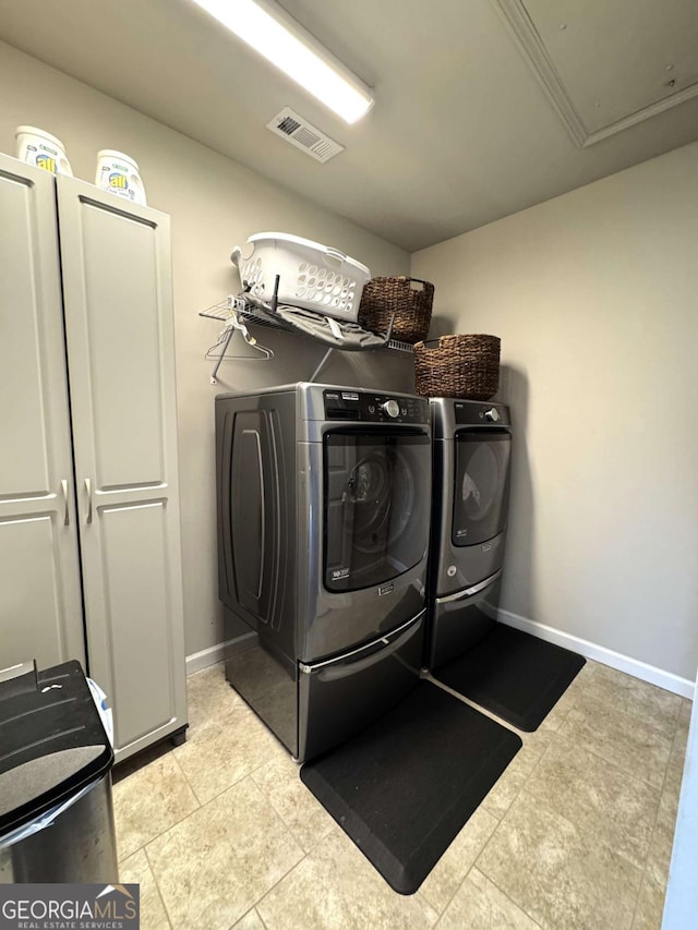 washroom featuring washing machine and clothes dryer