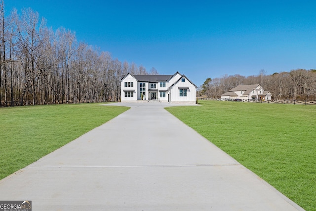 view of front of property featuring a front lawn