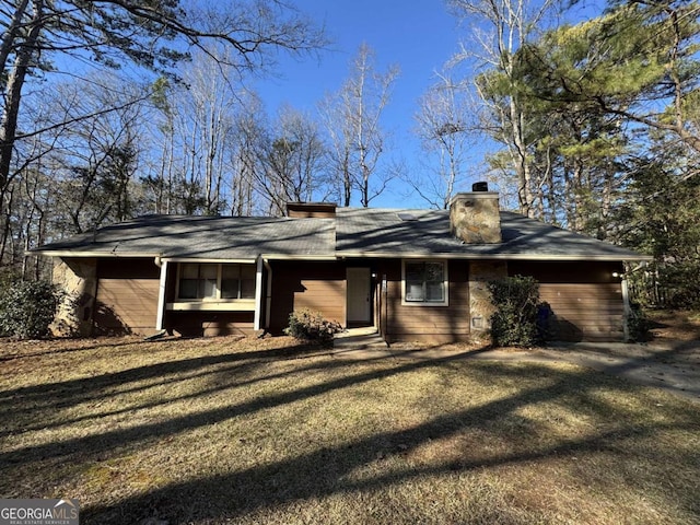 single story home featuring a front yard