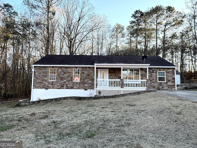 ranch-style house featuring a front lawn and a porch