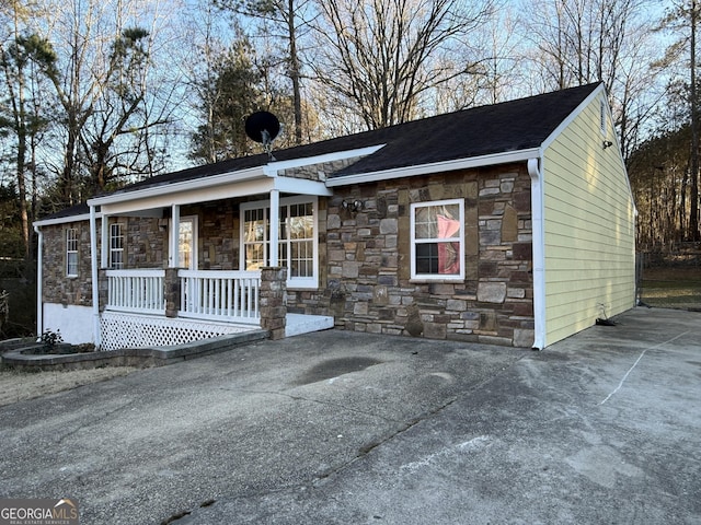 single story home featuring a porch