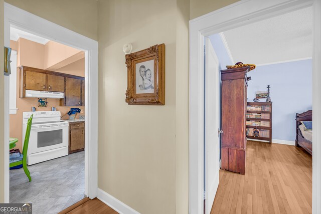 bedroom featuring ceiling fan, light hardwood / wood-style flooring, crown molding, and a textured ceiling