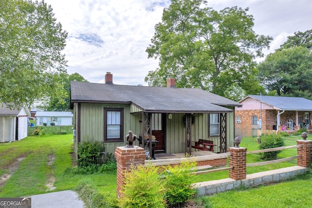 view of front facade featuring a porch and a front yard